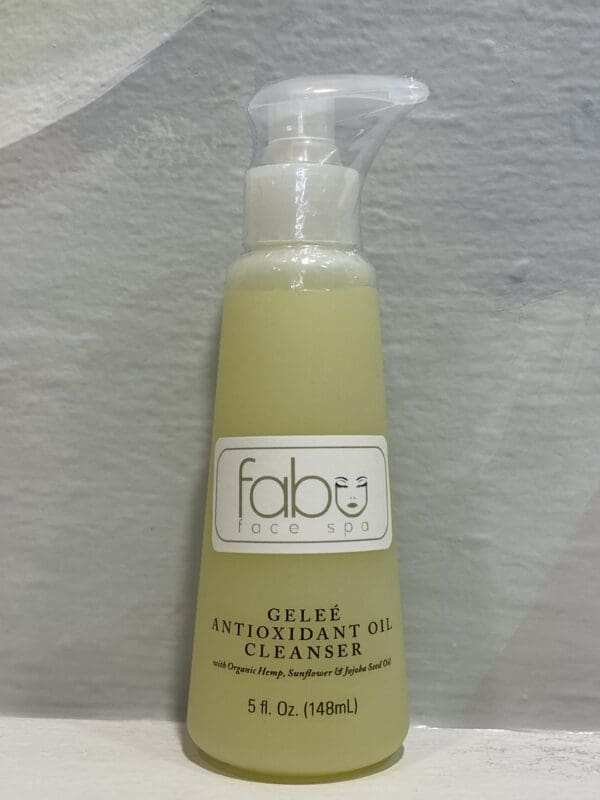 Geleé Antioxidant Oil Cleanser Bottle